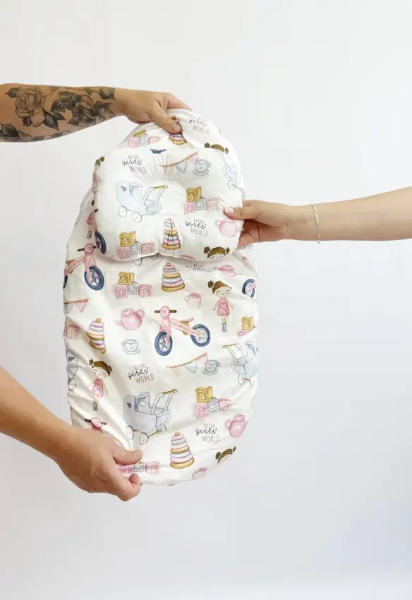 Непромокаюча простинь + подушка у візочок на резинці. Принт: Іграшки.  Колір: Рожевий/Бежевий. Home.mama