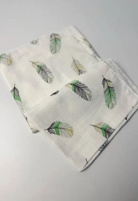 Пелюшка муслін звичайний. Принт:  Пірʼїнки. Колір: Зелений. Розмір: 90х80 | Матеріал: Муслін.