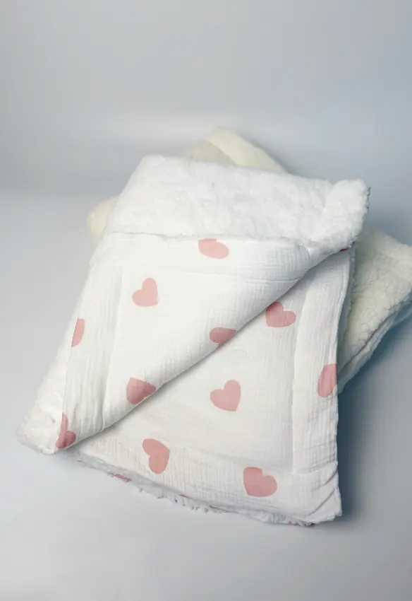 Плед зі  вшитим утеплювачем. Матеріал: Муслін+Тедді. Колір: Білий/Рожевий. Принт: Сердечка. Розмір: 100/80. Home.mama