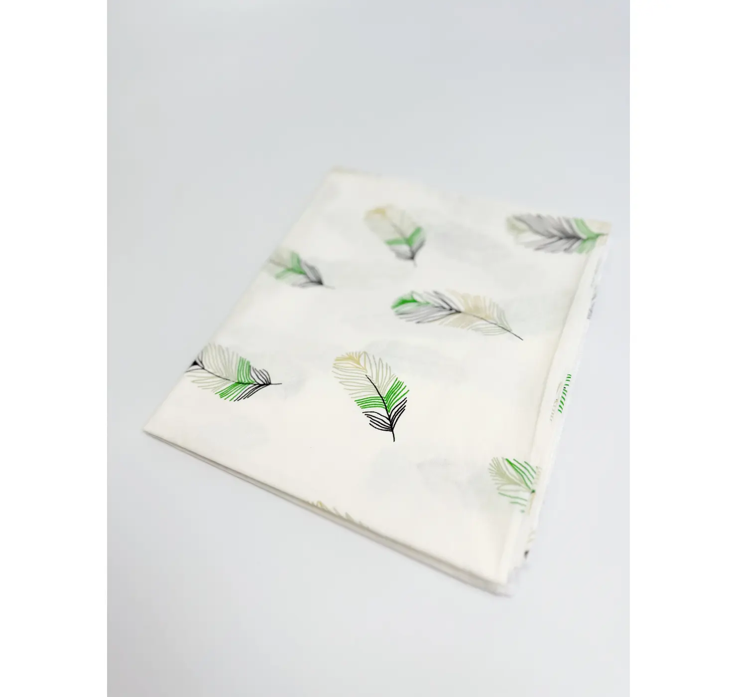 Пелюшка бавовняна. Колір: Зелений. Принт: Пір'я. Матеріал: Блакитний. | Розмір: 90х80. Home.mama вид 1