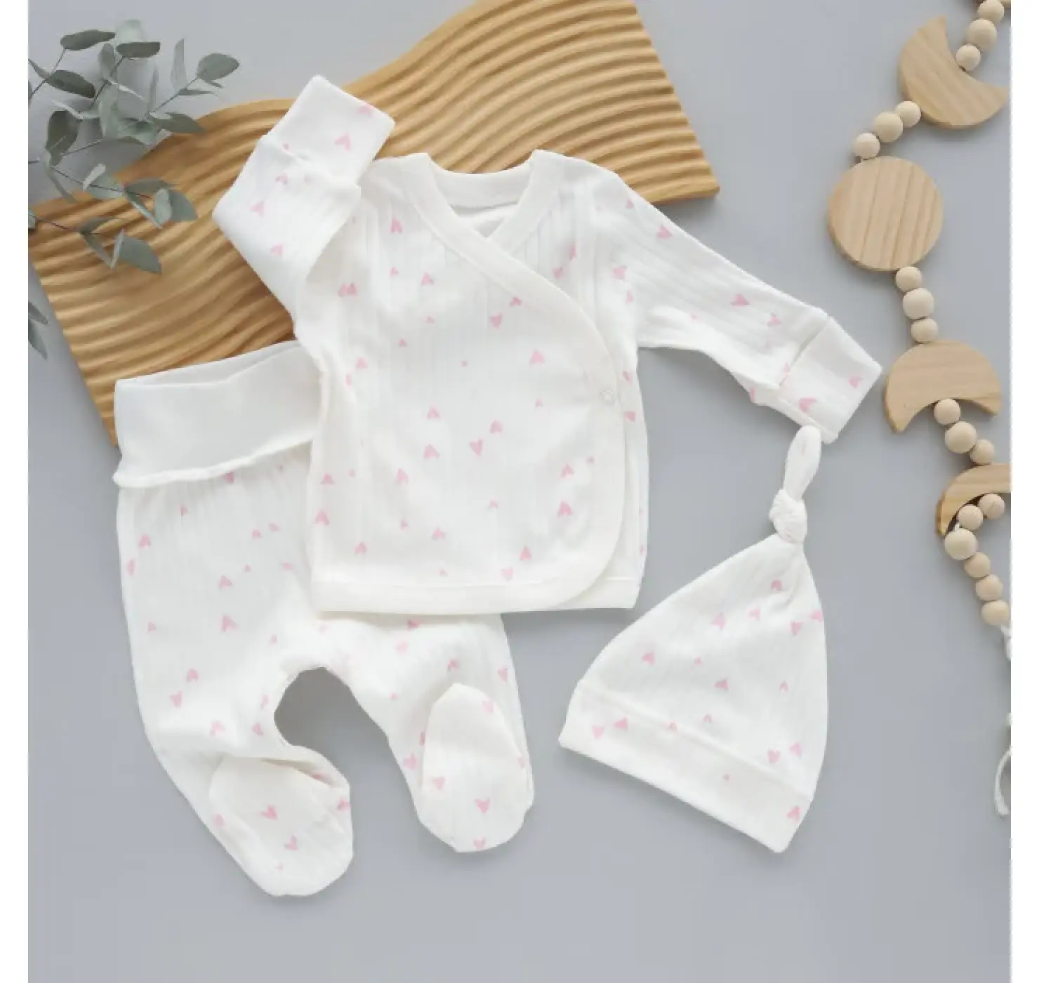 Набір 3в1: Льоля, повзунки та шапочка вузлик. Принт: Сердечка. Колір: Бежевий. Матеріал: Рубчик. Розмір: 56 (0-1міс.). Home.mama вид 2