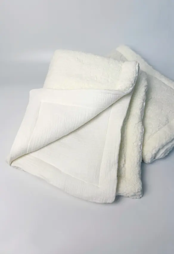 Плед зі  вшитим утеплювачем. Матеріал: Муслін+Тедді. Колір: Молочний. Розмір: 100/80. Home.mama