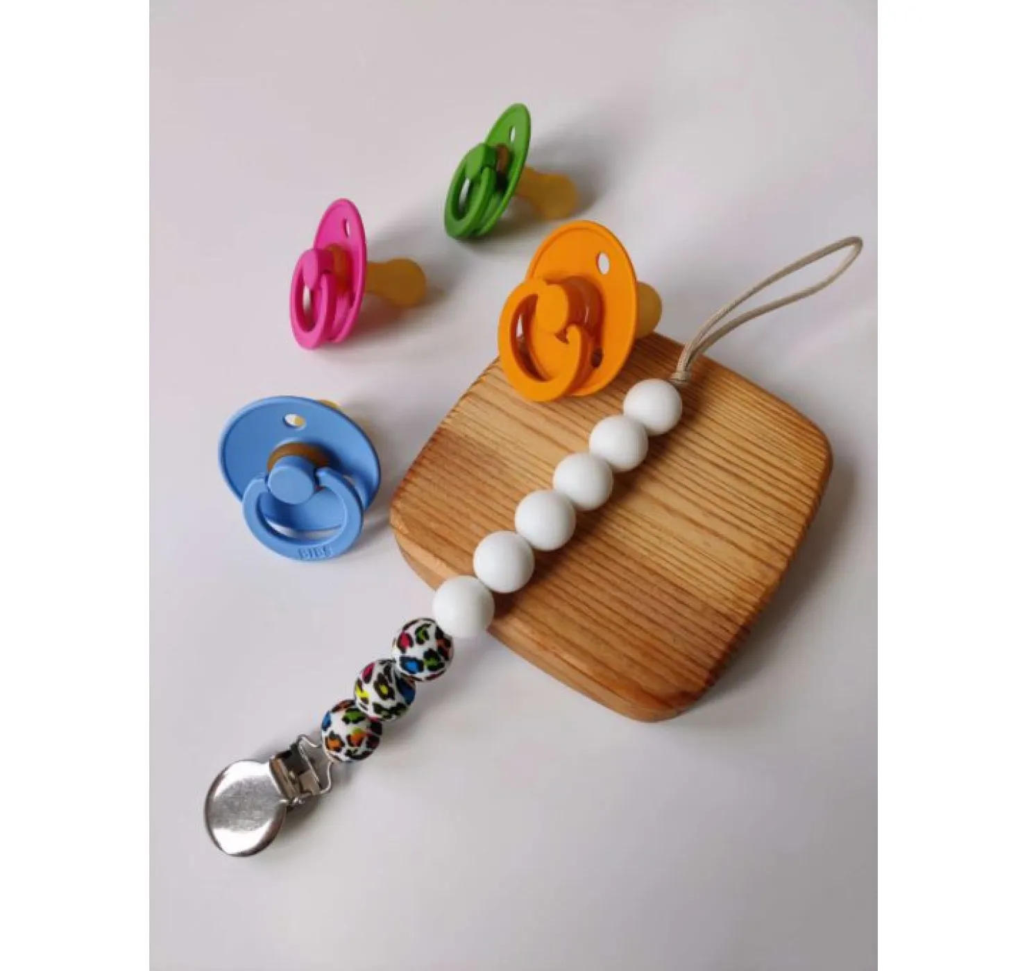 Pacifier_holder_Jungle_Leo_rainbow-510x680