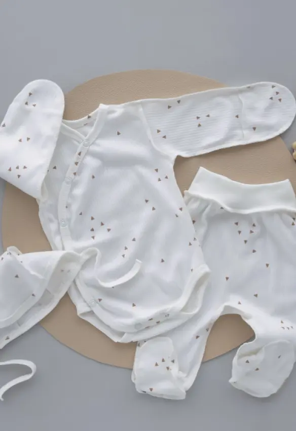 Набір 3в1: Боді, повзунки та шапочка на зав’язках. Принт: Трикутники. Колір: Молочний . Розмір: 56 (0-1міс). Home mama.