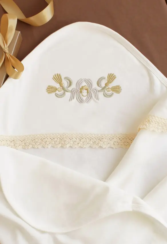 Крижма з мереживом з кутиком. Розмір: 90*80. Ладан