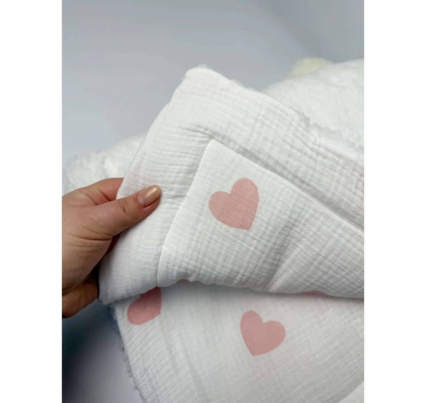 Плед зі  вшитим утеплювачем. Матеріал: Муслін+Тедді. Колір: Білий/Рожевий. Принт: Сердечка. Розмір: 100/80. Home.mama вид 2