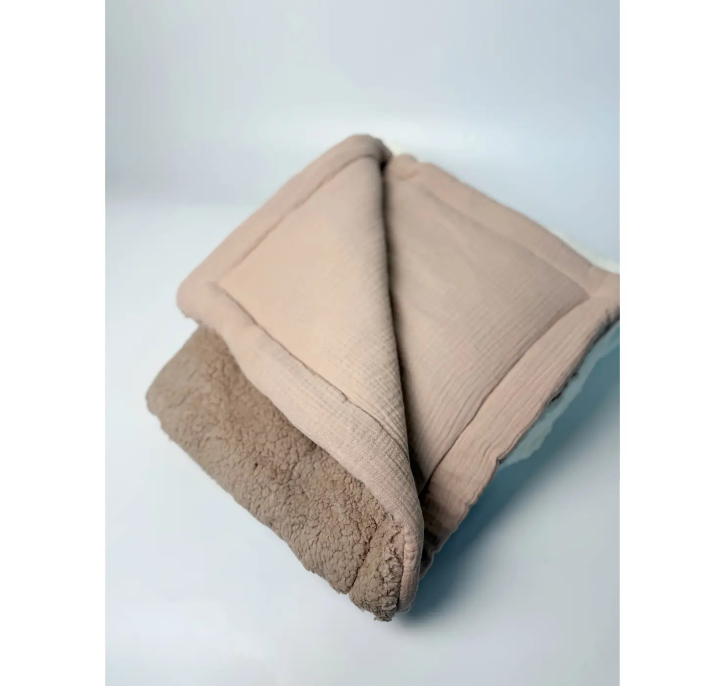 Плед зі  вшитим утеплювачем. Матеріал: Муслін+Тедді. Колір: Білий/Рожевий. Принт: Сердечка. Розмір: 100/80. Home.mama вид 4