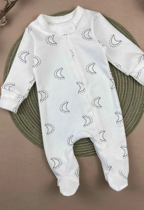 Чоловічок на змійці для новонароджених. Розмір: 56. Колір: Молочний. SweetMario