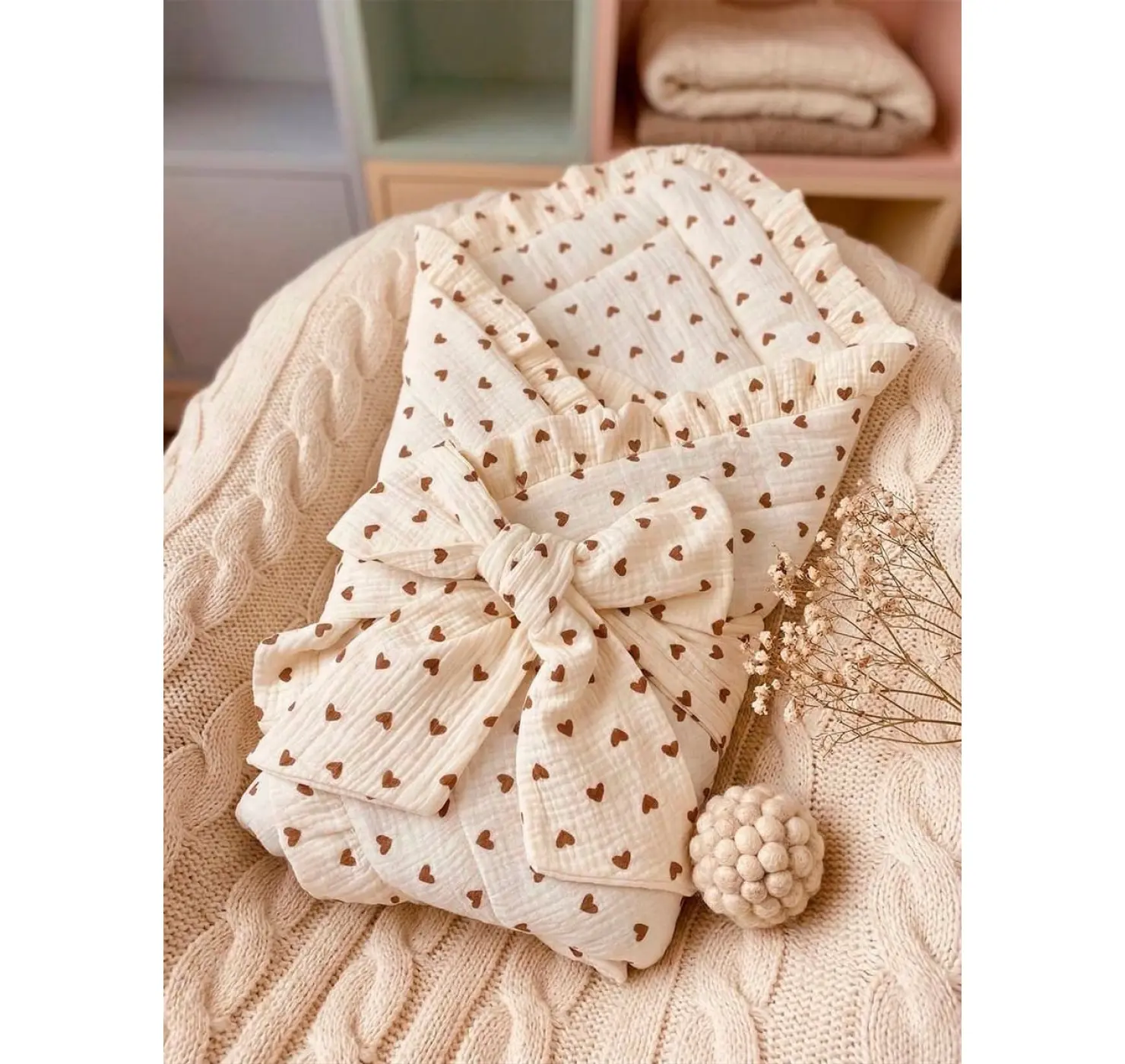 Мусліновий утеплний плед на виписку + бант. Принт: Сердечка. Розміри: 90/90 . Колір : Молочний/Бежевий. SweetMario