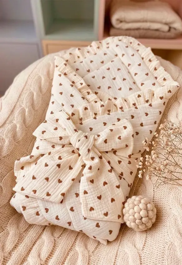 Мусліновий утеплний плед на виписку + бант. Принт: Сердечка. Розміри: 90/90 . Колір : Молочний/Бежевий. SweetMario