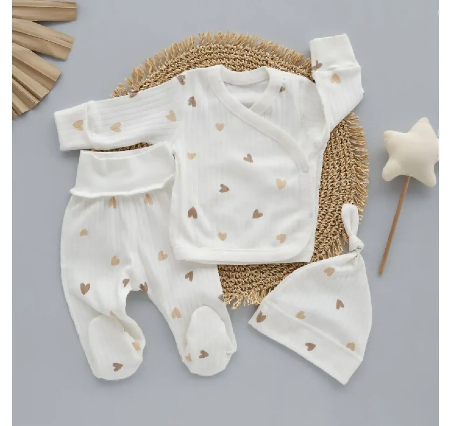 Набір 3в1: Льоля, повзунки та шапочка вузлик. Принт: Сердечка. Колір: Бежевий. Матеріал: Рубчик. Розмір: 56 (0-1міс.). Home.mama